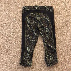 Lululemon crops size 4